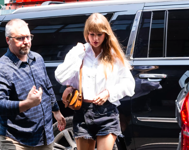 Taylor Swift Fans Think Her Recent Outfit Is A Message