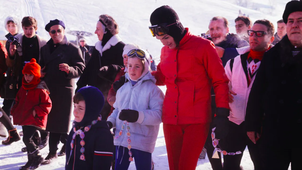 25 Vintage Photos Of Stars Skiing